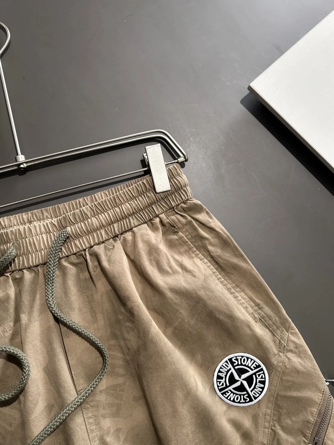 🅿️330 next day shipping, high-end goods, Stone Island 2025 spring and summer new elastic band casual shorts, counter-customized fabrics, high breathability and comfort, impeccable details, brand element design concept, reflecting high quality. It feels delicate and soft! It presents a casual cut and the upper body shape is great! Size: M-4XL